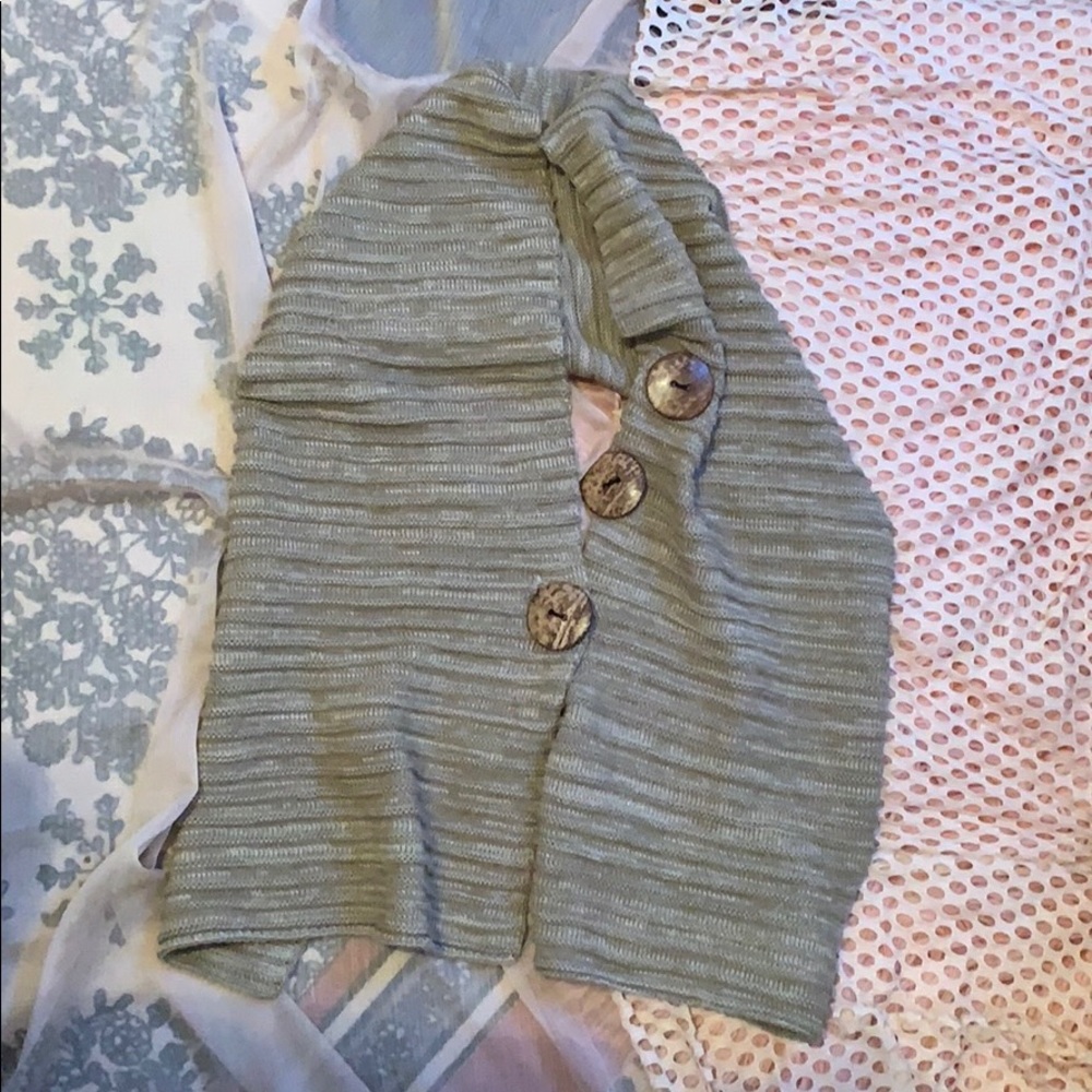 Tan scarf with three buttons